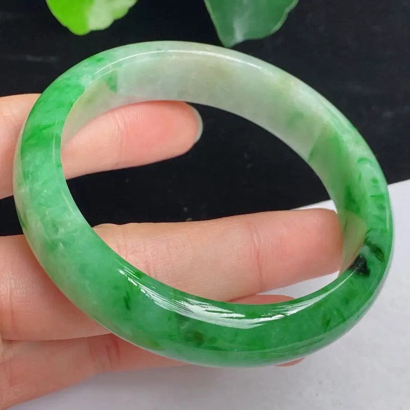 缅甸a货翡翠，水润飘绿正圈手镯59mm 玉质细腻，颜色艳丽，条形大方得体，有种有色，佩戴效果更佳
