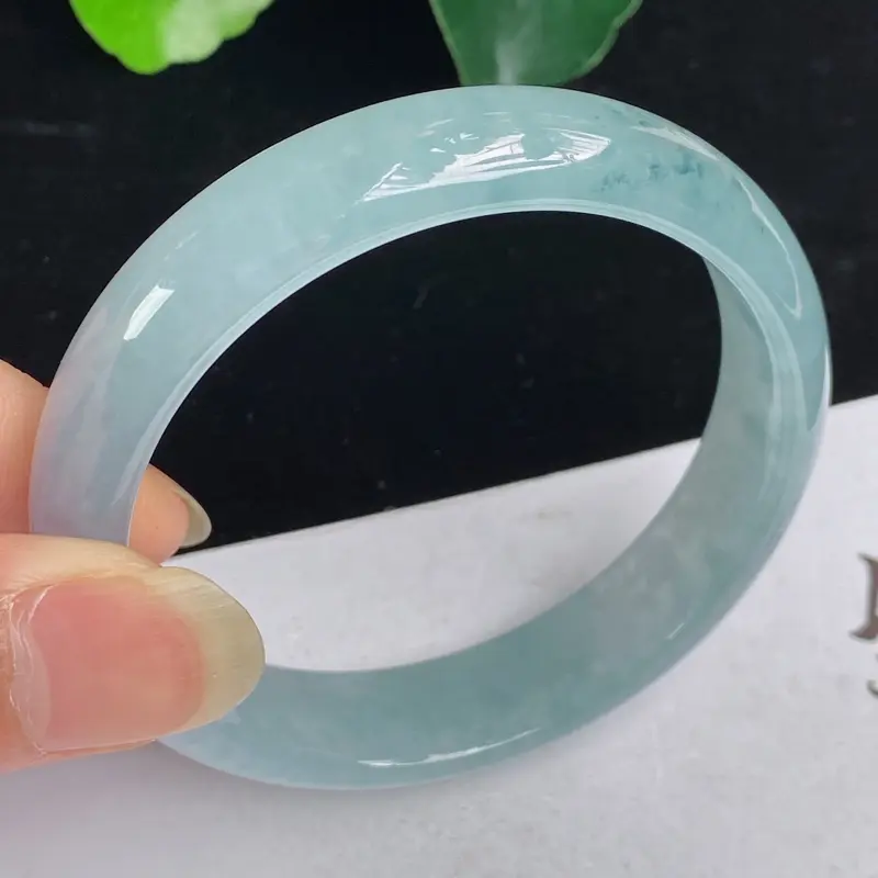 缅甸a货翡翠，水润飘花正圈手镯58mm 玉质细腻，水润飘花，条形大方得体，有种有色，佩戴效果更好