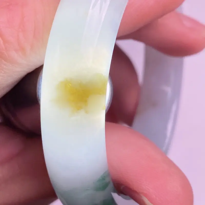 缅甸a货翡翠，水润飘花正圈手镯57.1mm 玉质细腻，水润飘花，条形大方得体，佩戴效果更佳