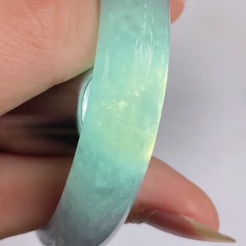 缅甸a货翡翠，水润飘花正圈手镯58mm 玉质细腻，水润飘花，条形大方得体，有种有色，佩戴效果更好