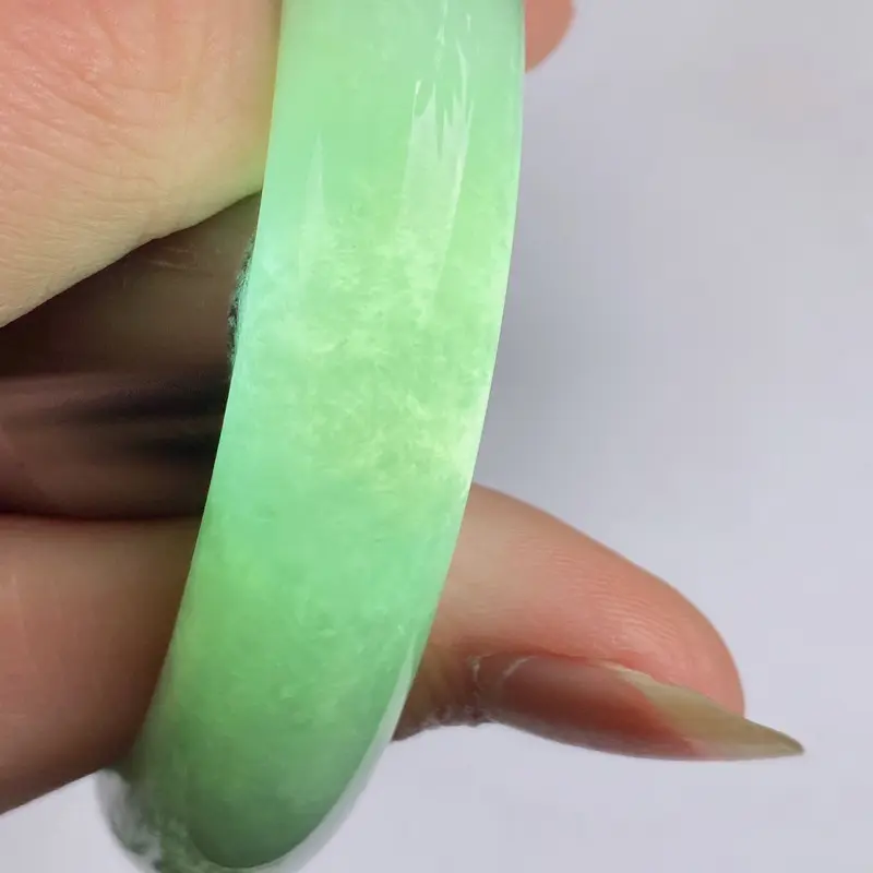 缅甸a货翡翠，水润满色正圈手镯58.7mm 玉质细腻，有种有色，条形大方得体，有种有色，佩戴效果更佳