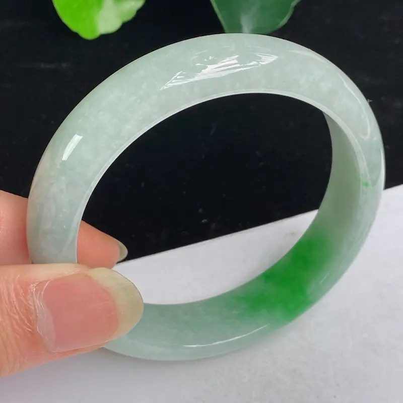 缅甸a货翡翠，水润飘绿正圈手镯59.5mm 玉质细腻，颜色艳丽，条形大方得体，有种有色，佩戴效果更佳
