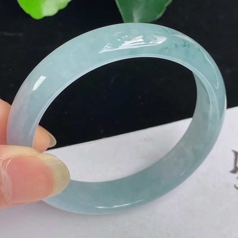缅甸a货翡翠，水润飘花正圈手镯58mm 玉质细腻，水润飘花，条形大方得体，有种有色，佩戴效果更好