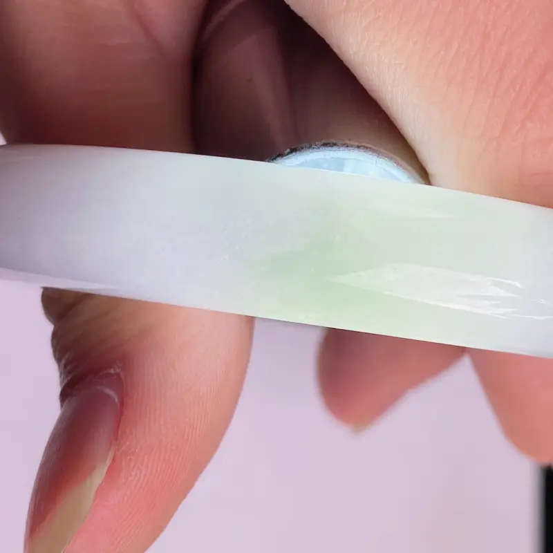 缅甸a货翡翠，水润春带彩正圈手镯58.1mm 玉质细腻，水润饱满，有种有色，佩戴效果更佳