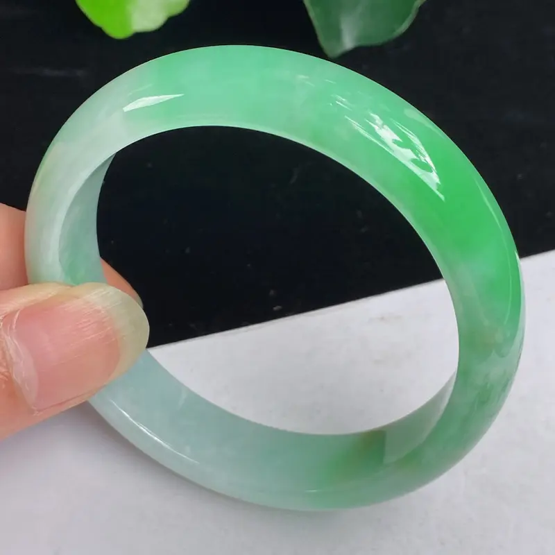 缅甸a货翡翠，水润飘绿正圈手镯55.4mm 玉质细腻，颜色艳丽，条形大方得体，有种有色，佩戴效果更佳