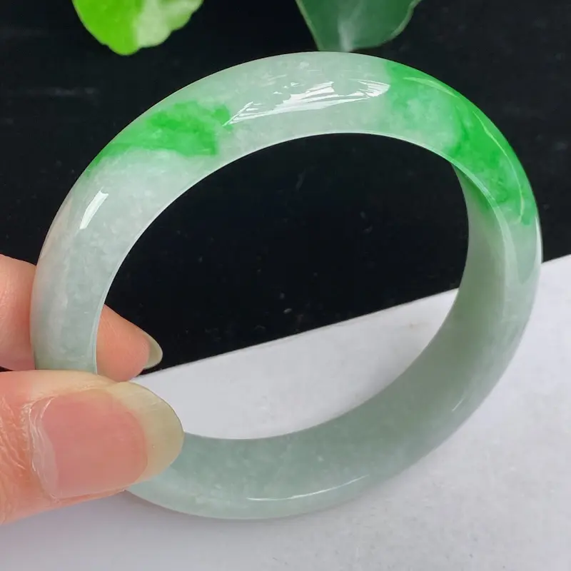 缅甸a货翡翠，水润飘绿正圈手镯59.5mm 玉质细腻，颜色艳丽，条形大方得体，有种有色，佩戴效果更佳