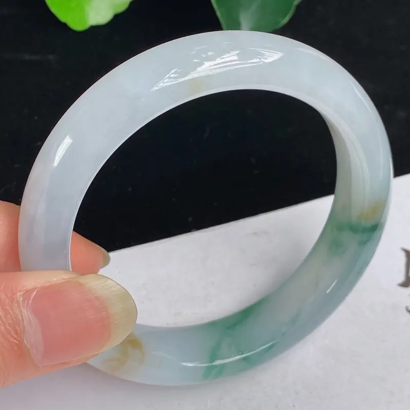 缅甸a货翡翠，水润飘花正圈手镯57.1mm 玉质细腻，水润飘花，条形大方得体，佩戴效果更佳