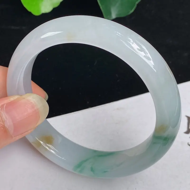 缅甸a货翡翠，水润飘花正圈手镯57.1mm 玉质细腻，水润飘花，条形大方得体，佩戴效果更佳