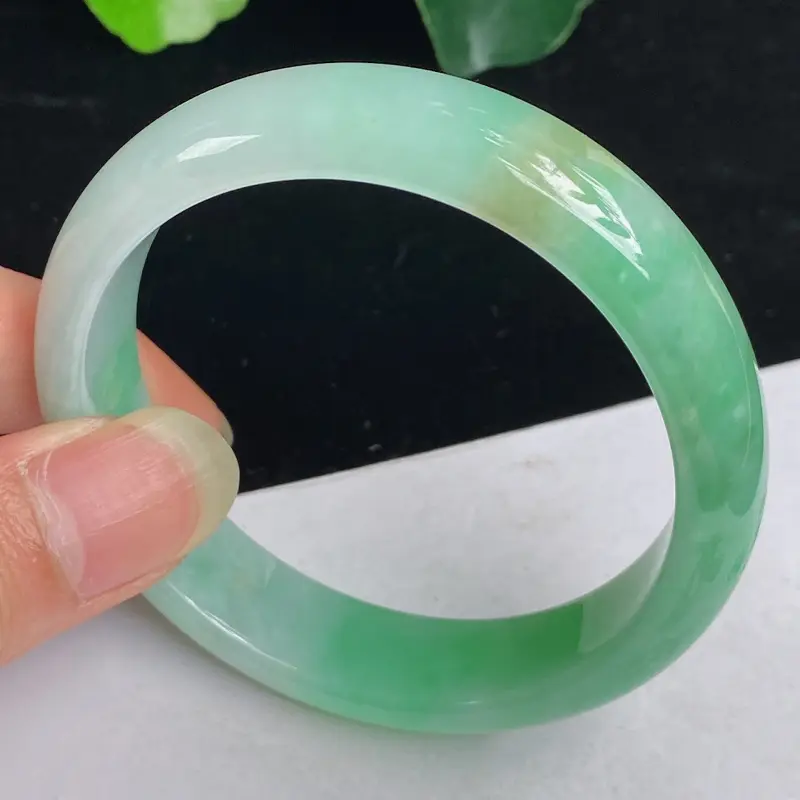 缅甸a货翡翠，水润飘绿正圈手镯55.4mm 玉质细腻，颜色艳丽，条形大方得体，有种有色，佩戴效果更佳