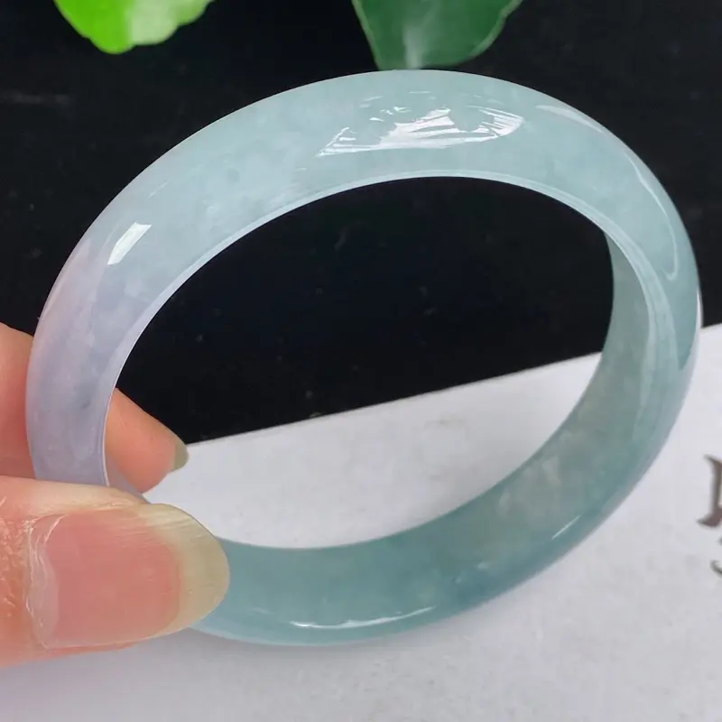 缅甸a货翡翠，水润飘花正圈手镯58mm 玉质细腻，水润飘花，条形大方得体，有种有色，佩戴效果更好