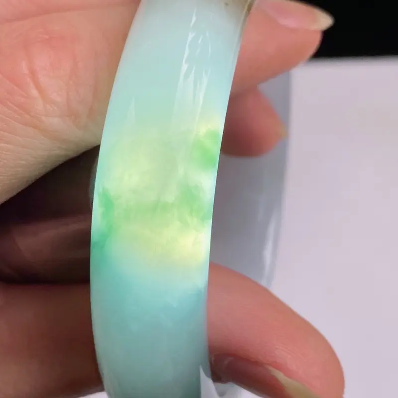 缅甸a货翡翠，水润飘花正圈手镯57.1mm 玉质细腻，水润飘花，条形大方得体，佩戴效果更佳