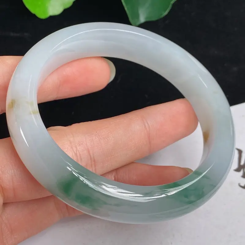 缅甸a货翡翠，水润飘花正圈手镯57.1mm 玉质细腻，水润飘花，条形大方得体，佩戴效果更佳