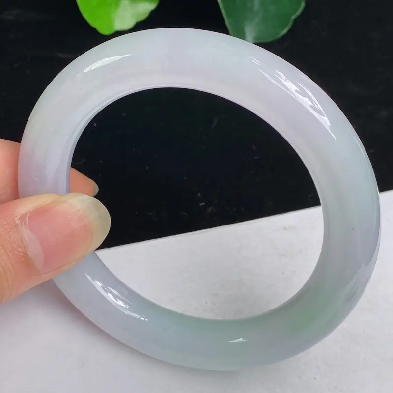 缅甸a货翡翠，水润春带彩正圈手镯58.1mm 玉质细腻，水润饱满，有种有色，佩戴效果更佳