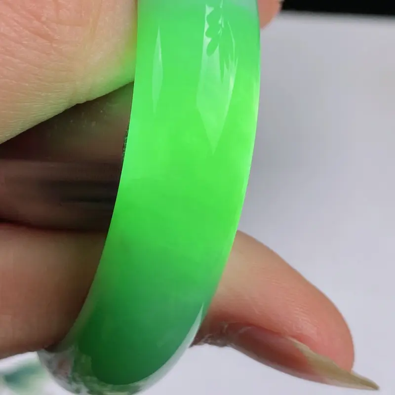 缅甸a货翡翠，水润飘绿正圈手镯55.4mm 玉质细腻，颜色艳丽，条形大方得体，有种有色，佩戴效果更佳