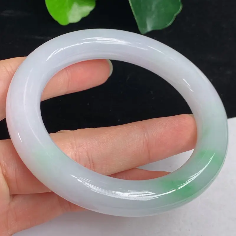 缅甸a货翡翠，水润春带彩正圈手镯58.1mm 玉质细腻，水润饱满，有种有色，佩戴效果更佳