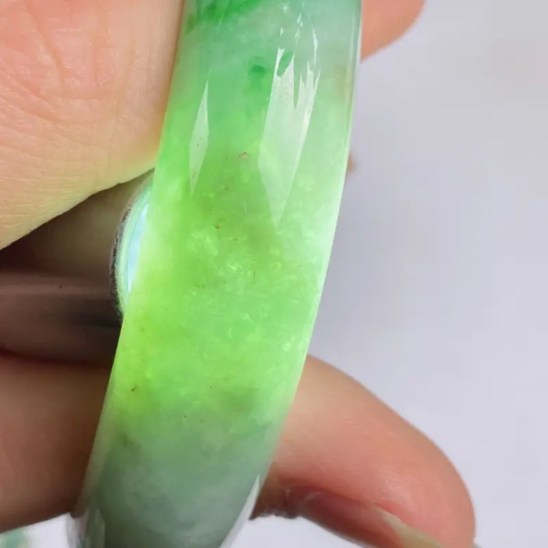 缅甸a货翡翠，水润飘绿正圈手镯59mm 玉质细腻，颜色艳丽，条形大方得体，有种有色，佩戴效果更佳