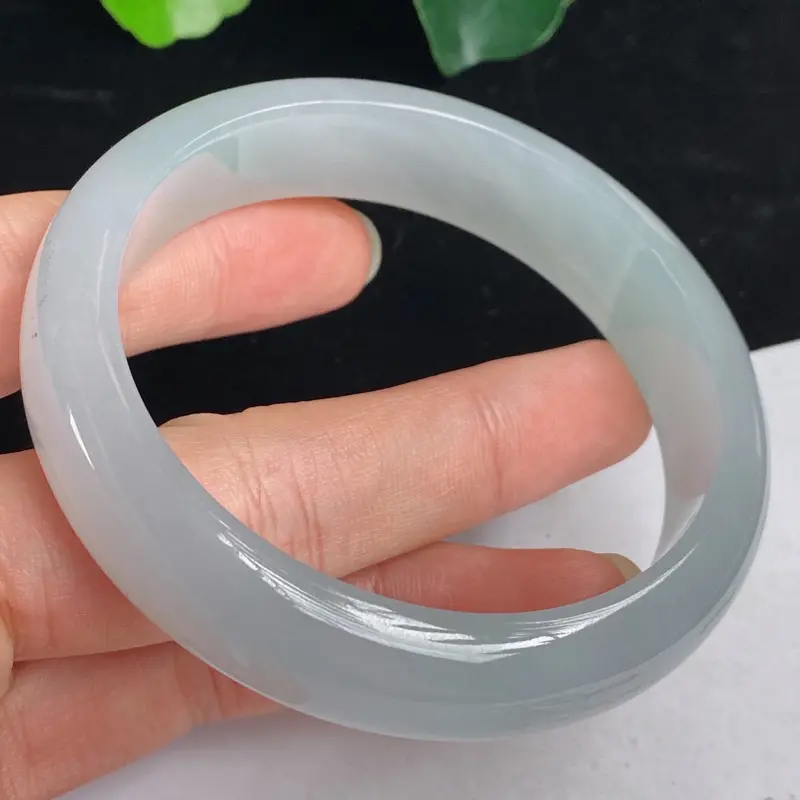 缅甸a货翡翠，水润正圈手镯59.2mm 玉质细腻，水润饱满，条形大方得体，有种有色，佩戴效果更佳
