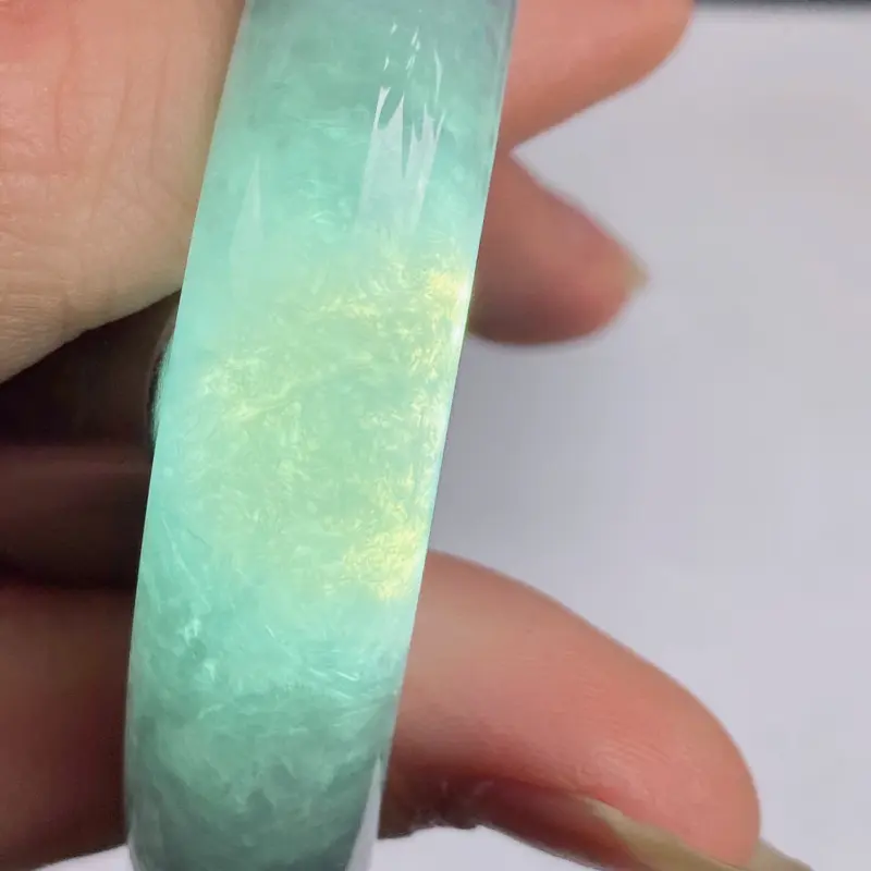 缅甸a货翡翠，水润飘花正圈手镯58mm 玉质细腻，水润飘花，条形大方得体，有种有色，佩戴效果更好