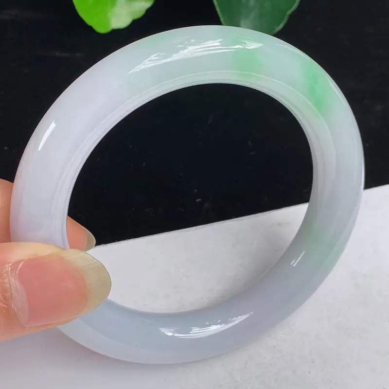 缅甸a货翡翠，水润春带彩正圈手镯58.1mm 玉质细腻，水润饱满，有种有色，佩戴效果更佳