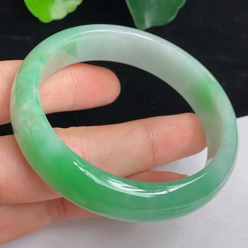 缅甸a货翡翠，水润飘绿正圈手镯55.4mm 玉质细腻，颜色艳丽，条形大方得体，有种有色，佩戴效果更佳