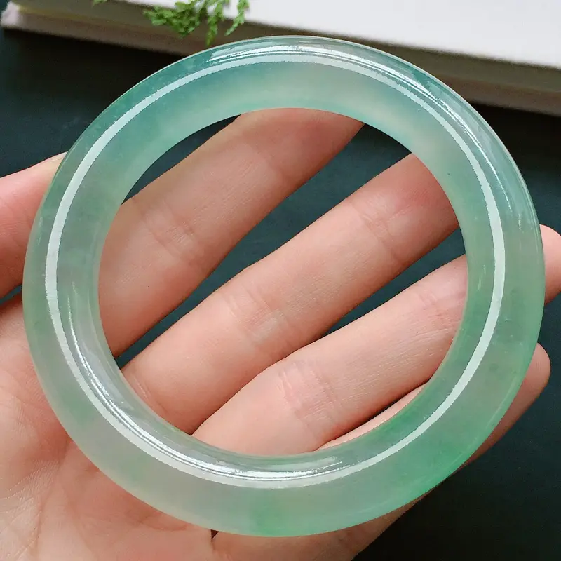 圆条55mm，冰种淡绿手镯，冰润起光，晶莹透亮，贵气奢华
