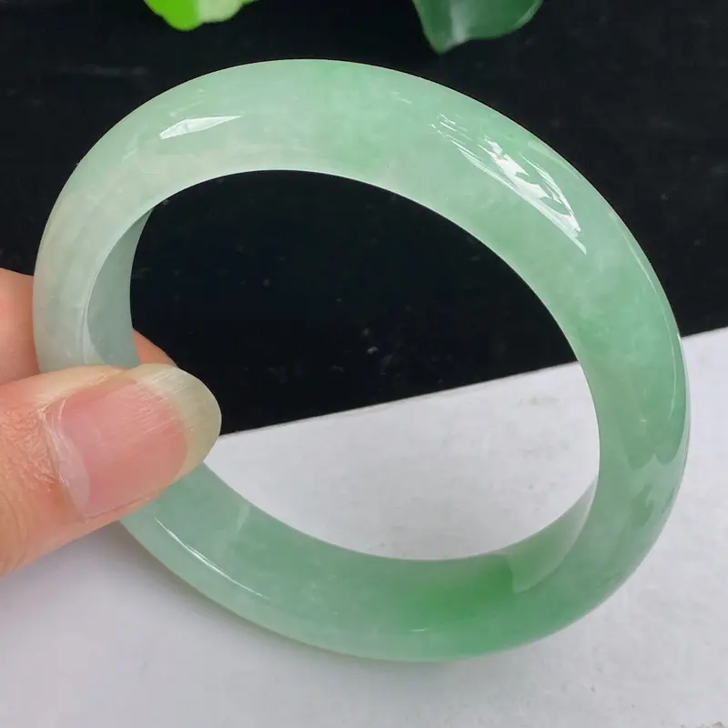 缅甸a货翡翠，水润满色正圈手镯58.7mm 玉质细腻，有种有色，条形大方得体，有种有色，佩戴效果更佳