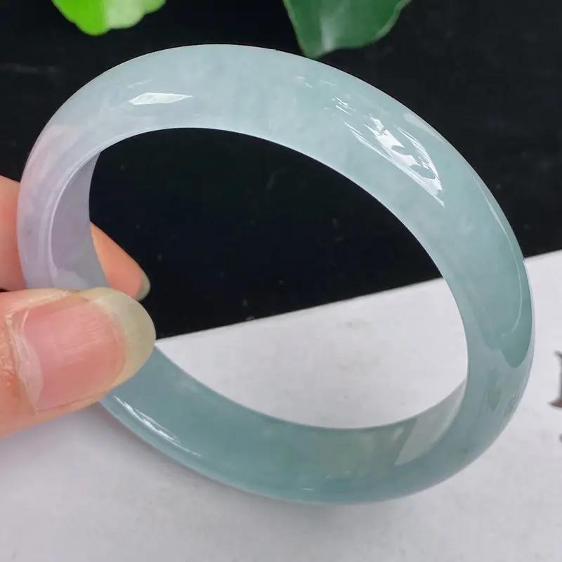 缅甸a货翡翠，水润飘花正圈手镯58mm 玉质细腻，水润飘花，条形大方得体，有种有色，佩戴效果更好