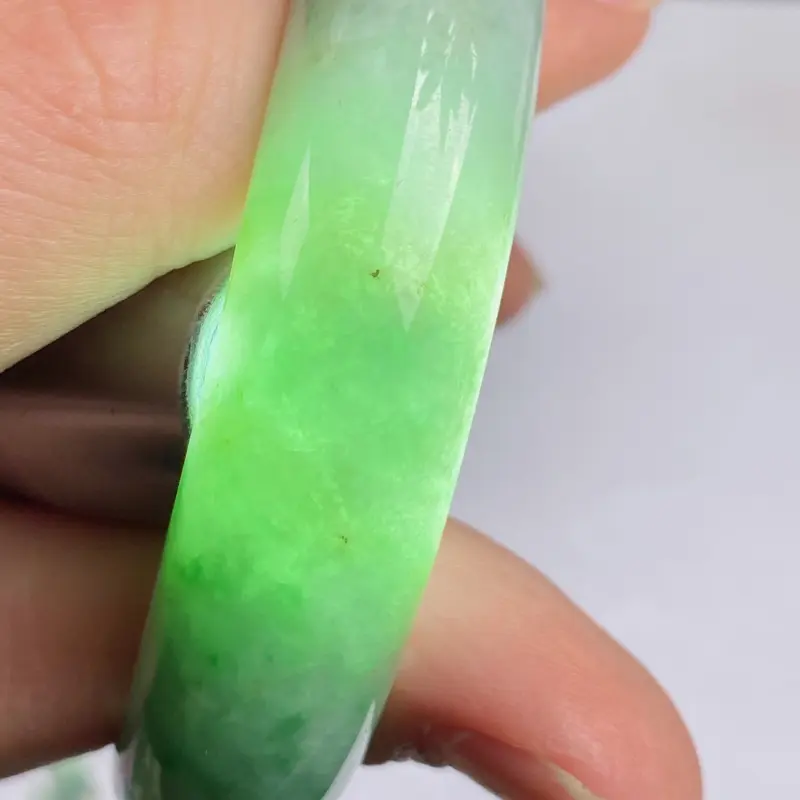 缅甸a货翡翠，水润飘绿正圈手镯59mm 玉质细腻，颜色艳丽，条形大方得体，有种有色，佩戴效果更佳
