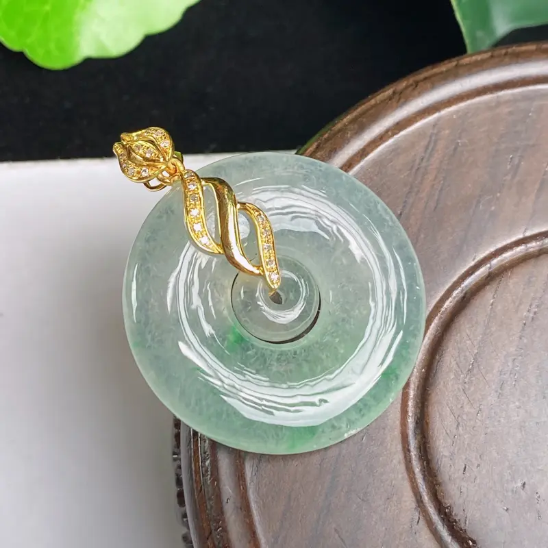 【A货翡翠-种好飘绿18K金伴钻平安扣吊坠,尺寸-裸石26.5*4.9mm整体33.6*26.5*4.9mm】图1