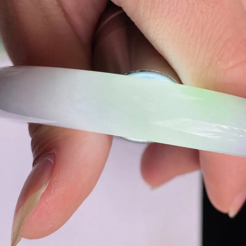 缅甸a货翡翠，水润春带彩正圈手镯58.1mm 玉质细腻，水润饱满，有种有色，佩戴效果更佳