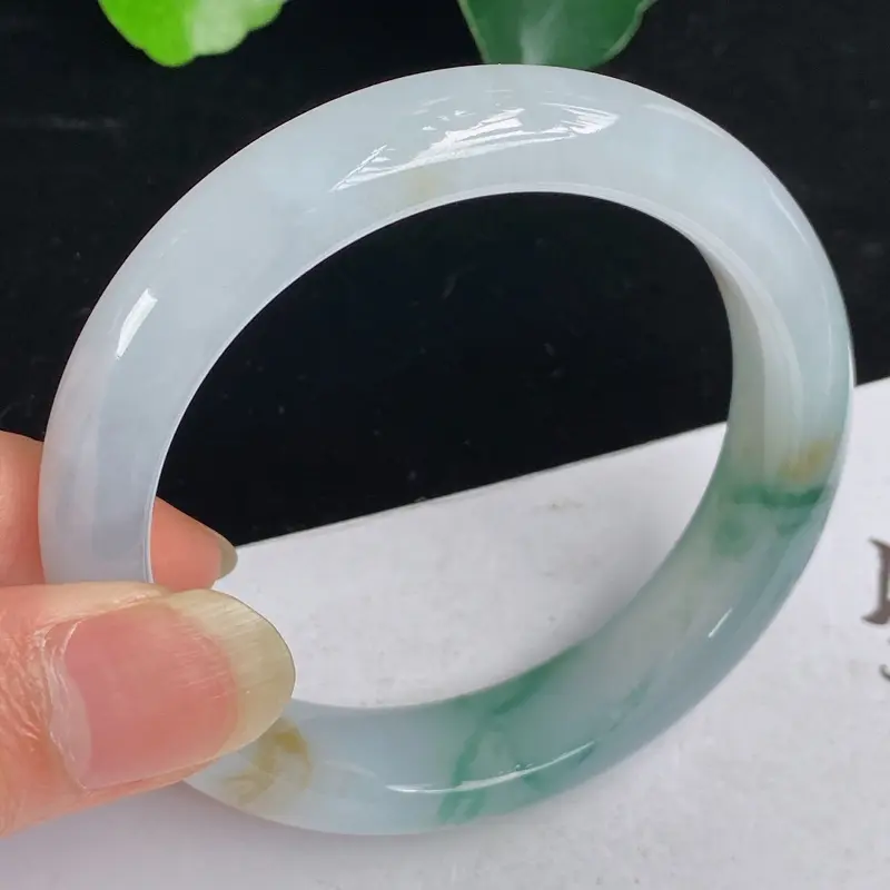 缅甸a货翡翠，水润飘花正圈手镯57.1mm 玉质细腻，水润飘花，条形大方得体，佩戴效果更佳