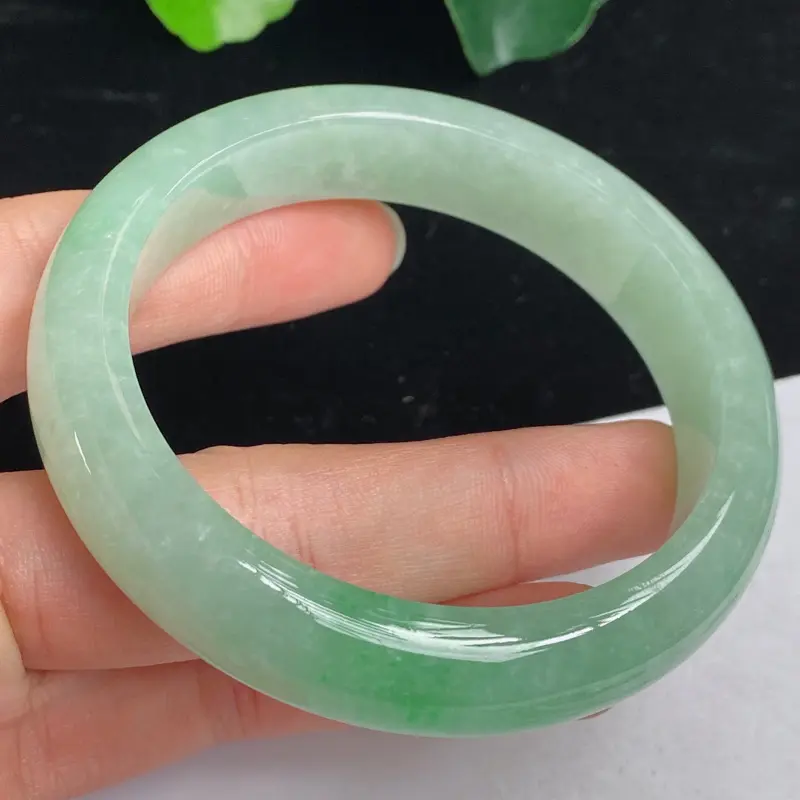 缅甸a货翡翠，水润满色正圈手镯58.7mm 玉质细腻，有种有色，条形大方得体，有种有色，佩戴效果更佳