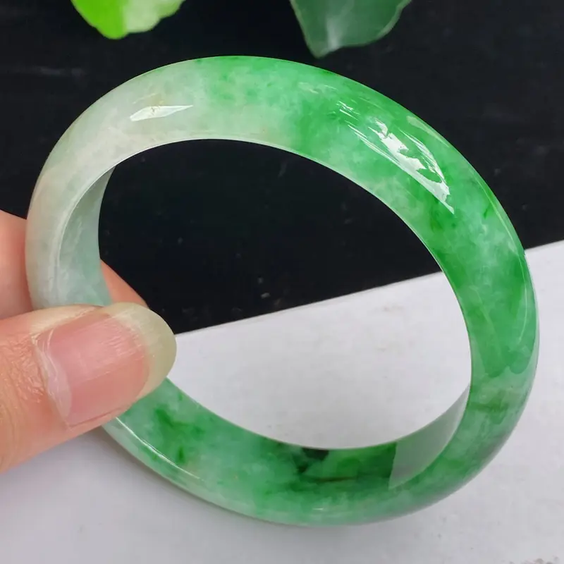 缅甸a货翡翠，水润飘绿正圈手镯59mm 玉质细腻，颜色艳丽，条形大方得体，有种有色，佩戴效果更佳