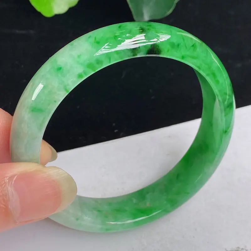 缅甸a货翡翠，水润飘绿正圈手镯59mm 玉质细腻，颜色艳丽，条形大方得体，有种有色，佩戴效果更佳