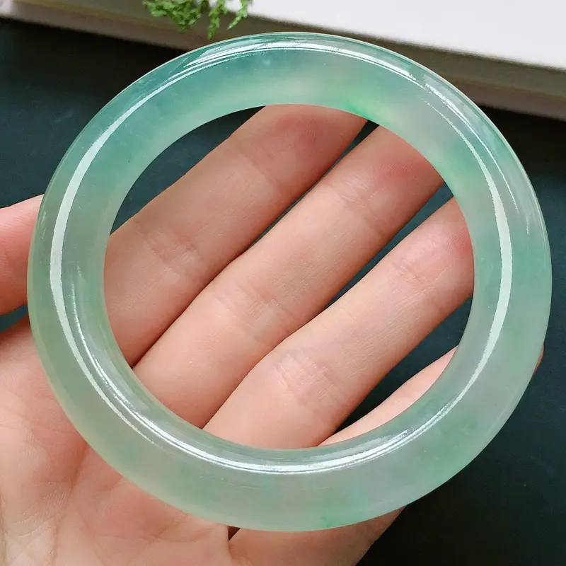 圆条55mm，冰种淡绿手镯，冰润起光，晶莹透亮，贵气奢华