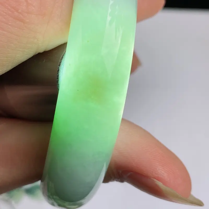 缅甸a货翡翠，水润飘绿正圈手镯55.4mm 玉质细腻，颜色艳丽，条形大方得体，有种有色，佩戴效果更佳