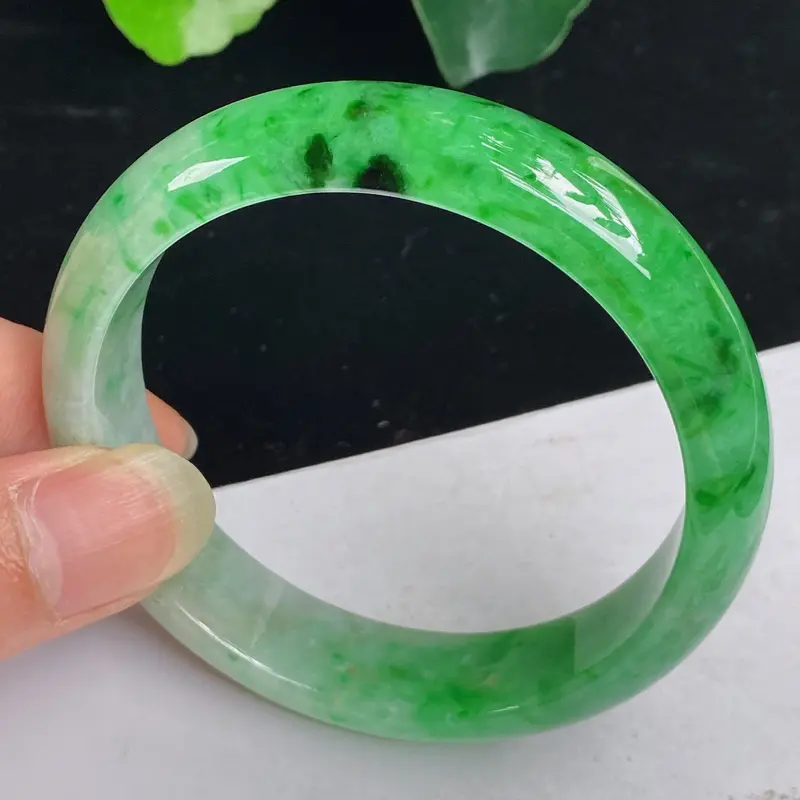 缅甸a货翡翠，水润飘绿正圈手镯59mm 玉质细腻，颜色艳丽，条形大方得体，有种有色，佩戴效果更佳