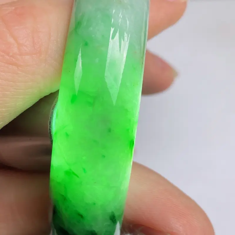 缅甸a货翡翠，水润飘绿正圈手镯59mm 玉质细腻，颜色艳丽，条形大方得体，有种有色，佩戴效果更佳
