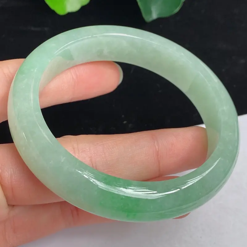 缅甸a货翡翠，水润满色正圈手镯58.7mm 玉质细腻，有种有色，条形大方得体，有种有色，佩戴效果更佳