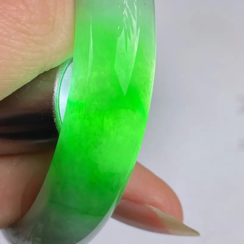 缅甸a货翡翠，水润飘绿正圈手镯59.5mm 玉质细腻，颜色艳丽，条形大方得体，有种有色，佩戴效果更佳