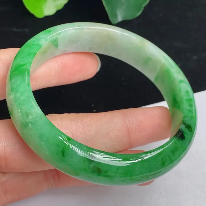 缅甸a货翡翠，水润飘绿正圈手镯59mm 玉质细腻，颜色艳丽，条形大方得体，有种有色，佩戴效果更佳