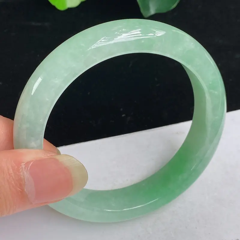 缅甸a货翡翠，水润满色正圈手镯58.7mm 玉质细腻，有种有色，条形大方得体，有种有色，佩戴效果更佳