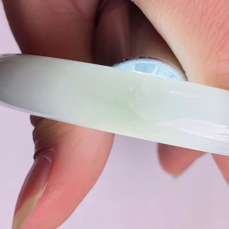缅甸a货翡翠，水润春带彩正圈手镯58.1mm 玉质细腻，水润饱满，有种有色，佩戴效果更佳
