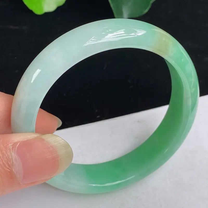 缅甸a货翡翠，水润飘绿正圈手镯55.4mm 玉质细腻，颜色艳丽，条形大方得体，有种有色，佩戴效果更佳