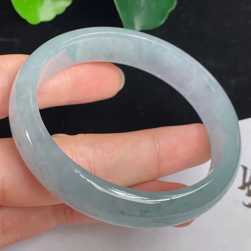 缅甸a货翡翠，水润飘花正圈手镯58mm 玉质细腻，水润飘花，条形大方得体，有种有色，佩戴效果更好