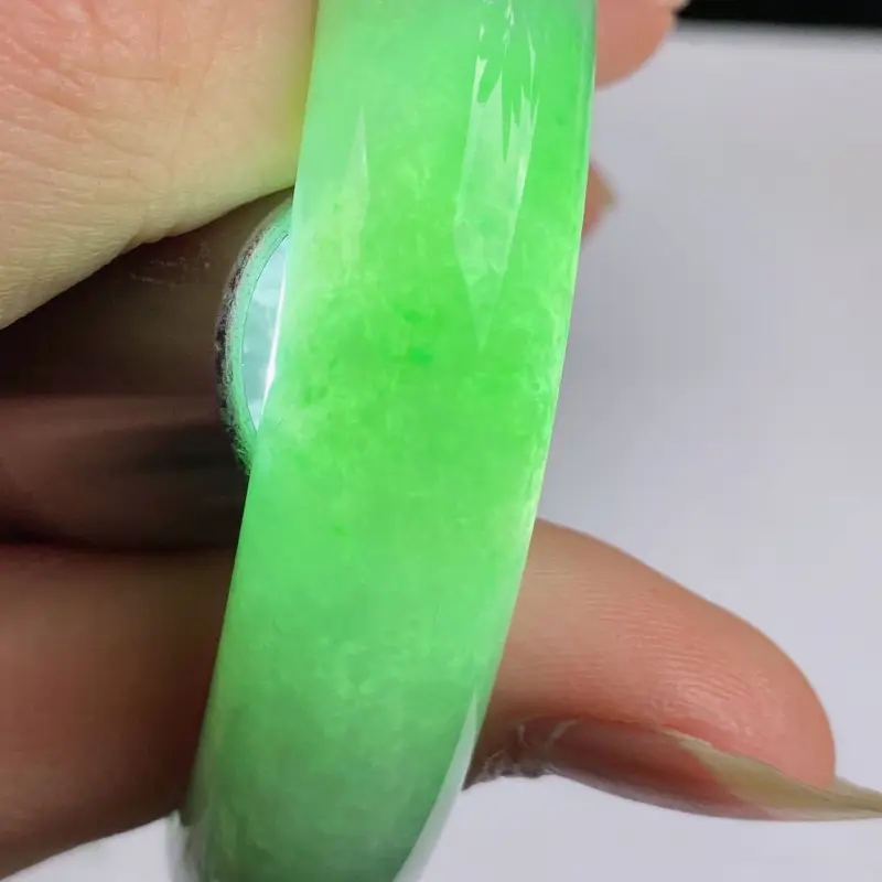 缅甸a货翡翠，水润满色正圈手镯58.7mm 玉质细腻，有种有色，条形大方得体，有种有色，佩戴效果更佳
