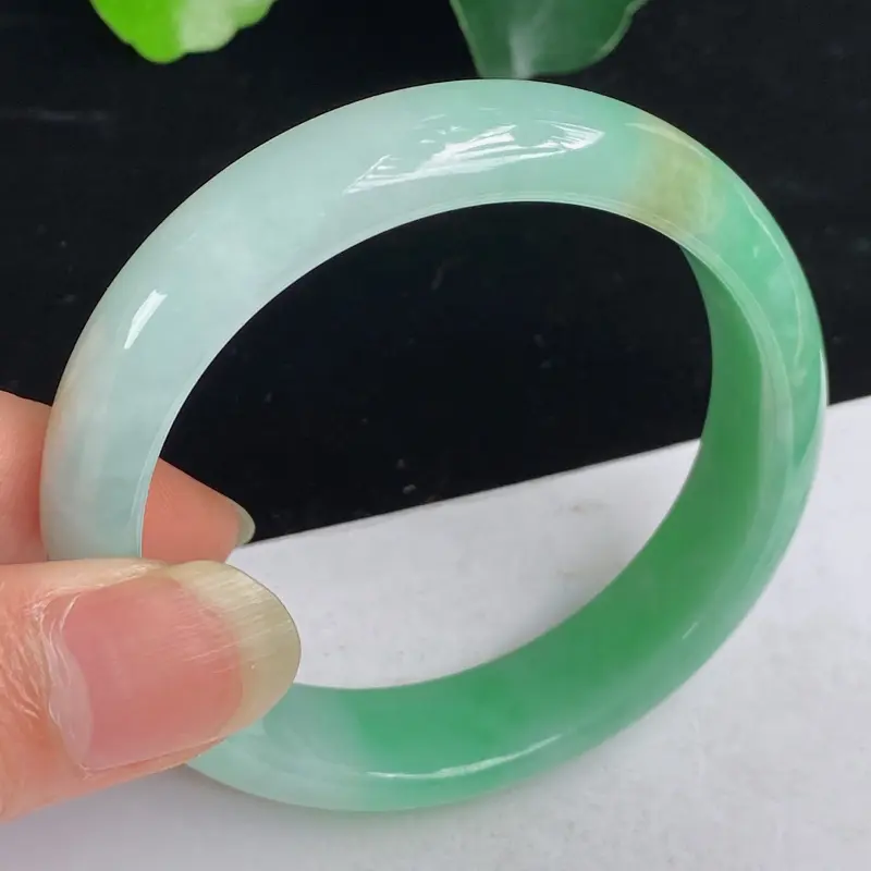 缅甸a货翡翠，水润飘绿正圈手镯55.4mm 玉质细腻，颜色艳丽，条形大方得体，有种有色，佩戴效果更佳