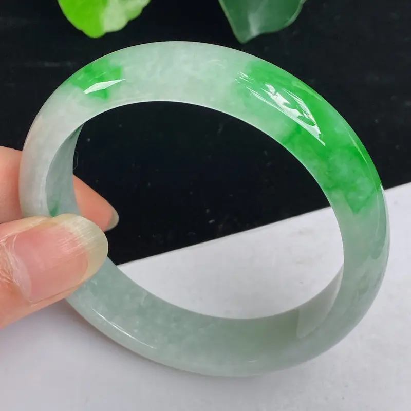 缅甸a货翡翠，水润飘绿正圈手镯59.5mm 玉质细腻，颜色艳丽，条形大方得体，有种有色，佩戴效果更佳
