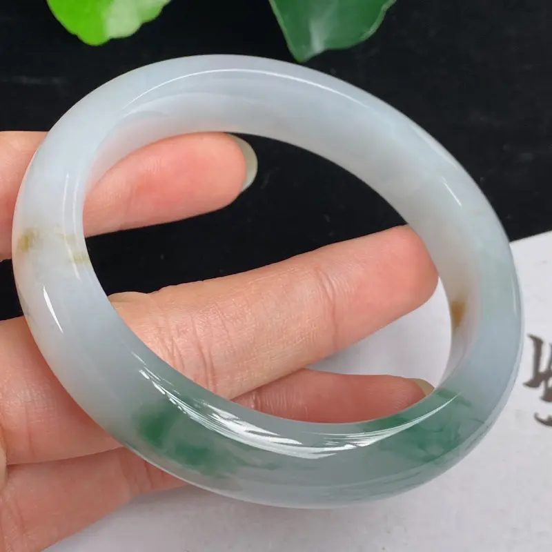 缅甸a货翡翠，水润飘花正圈手镯57.1mm 玉质细腻，水润飘花，条形大方得体，佩戴效果更佳