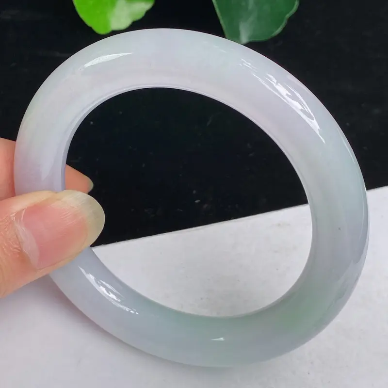 缅甸a货翡翠，水润春带彩正圈手镯58.1mm 玉质细腻，水润饱满，有种有色，佩戴效果更佳